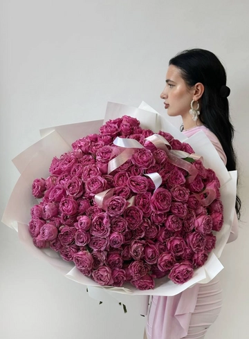 Букет из 35 веток кустовой розы MISTY BUBBLES от интернет-магазина цветов в 