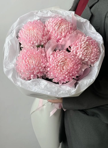 Букет «5 розовых хризантем РИБОНЕТ» от интернет-магазина цветов в 