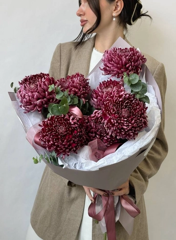 Букет «7 винных хризантем БИГУДИ с эвкалиптом» от интернет-магазина цветов в 