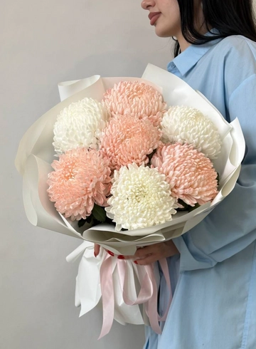 Букет «Бело-персиковый микс хризантем РИБОНЕТ» от интернет-магазина цветов в 