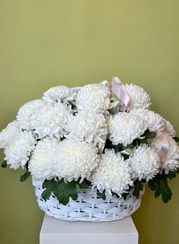 Корзина «29 белоснежных хризантем РИБОНЕТ» от интернет-магазина цветов в 