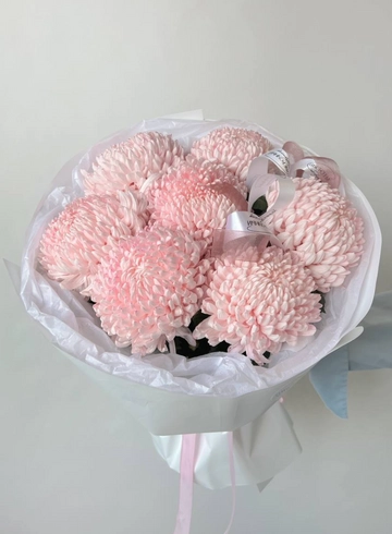 Букет «7 розовых хризантем РИБОНЕТ» от интернет-магазина цветов в 