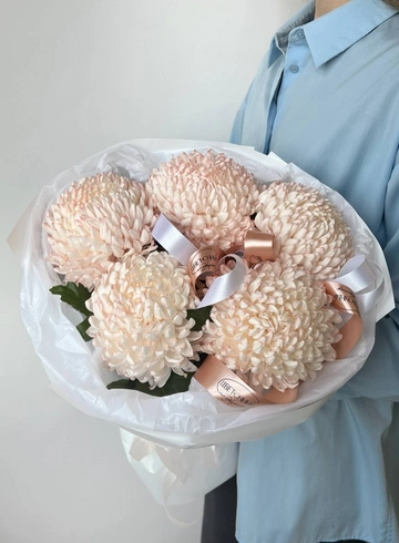 Букет «5 персиковых хризантем РИБОНЕТ» от интернет-магазина цветов в 