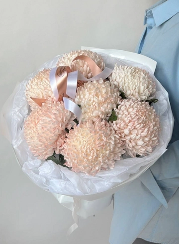 Букет «7 персиковых хризантем РИБОНЕТ» от интернет-магазина цветов в 