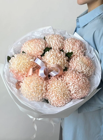 Букет «9 персиковых хризантем РИБОНЕТ» от интернет-магазина цветов в 