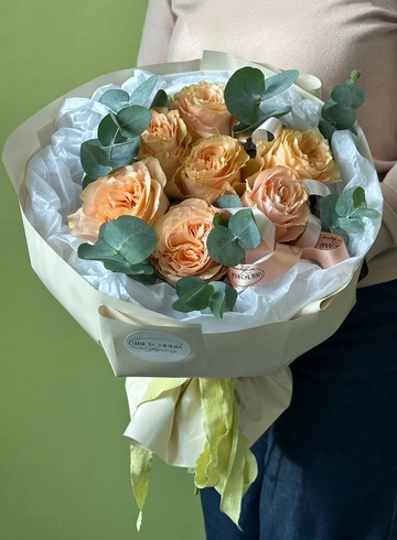 Букет «7 пионовидных роз PRINCESS CROWN с эвкалиптом » от интернет-магазина цветов в 