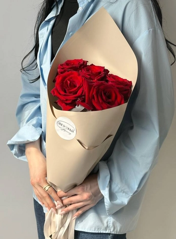 Букет из 5 красных эквадорских роз от интернет-магазина цветов в 