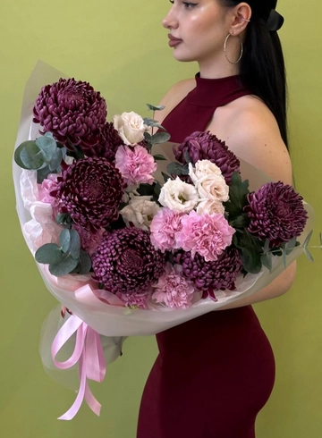Букет «Хризантема Бигуди с нежной эустомой и диантусами» от интернет-магазина цветов в 