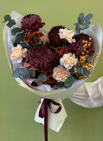 Букет «Хризантема Бигуди, персиковые диантусы и осенние сантинии» от интернет-магазина цветов в 