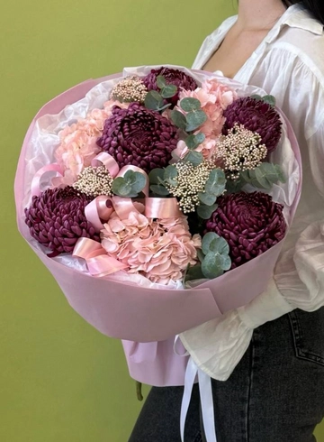 Букет «Винная хризантема Бигуди, персиковая гортензия и озотамнус» от интернет-магазина цветов в 