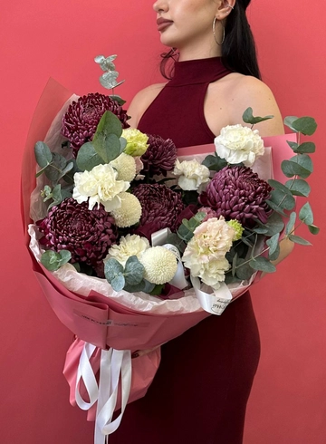 Букет в бело-винной гамме с сезонными хризантемами от интернет-магазина цветов в 