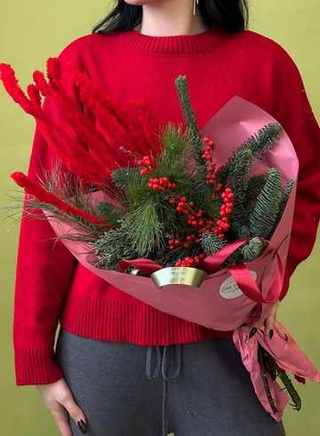 Хвойный букет в красной гамме от интернет-магазина цветов в 