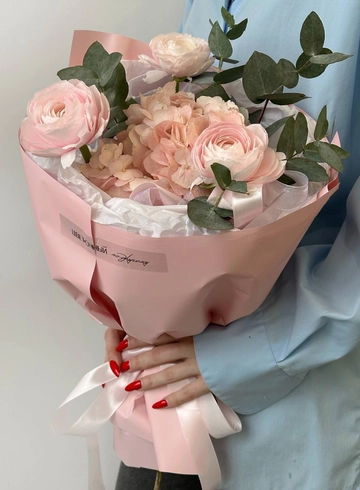 Букет с нежными ранункулюсами, гортензией и эвкалиптом от интернет-магазина цветов в 