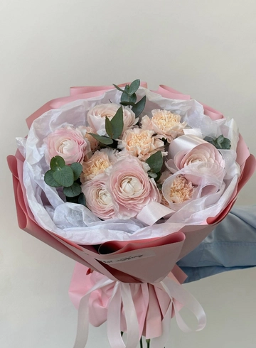 Букет с нежными ранункулюсами и диантусами от интернет-магазина цветов в 