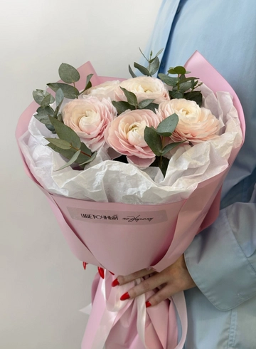 Букет нежных ранункулюсов с эвкалиптом от интернет-магазина цветов в 