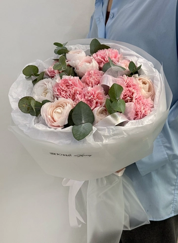 Букет нежные ранункулюсы и розовые диантусы с эвкалиптом от интернет-магазина цветов в 