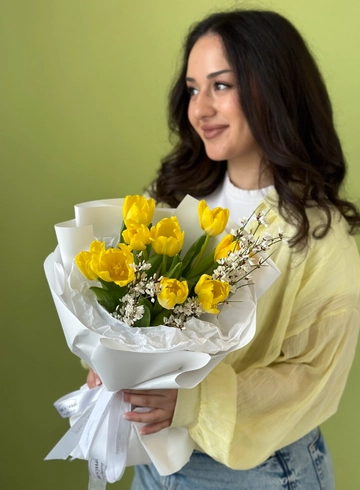 Букет &laquo; Девять желтых тюльпанов с генистой&raquo; от интернет-магазина цветов в 