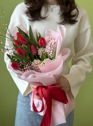 Букет &laquo;Красные тюльпаны и гиацинты&raquo; от интернет-магазина цветов в 