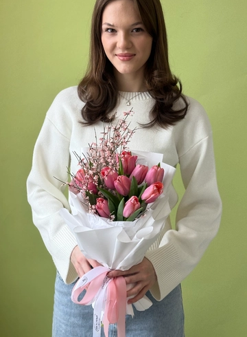 Букет &laquo;Девять розовых тюльпанов с генистой&raquo; от интернет-магазина цветов в 