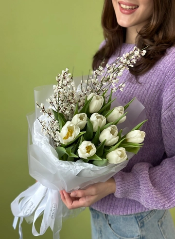 Букет &laquo;Белые тюльпаны в пышной упаковке&raquo; от интернет-магазина цветов в 