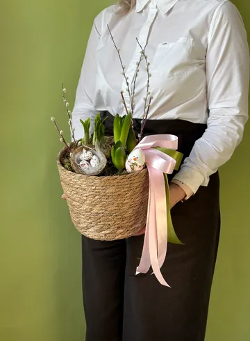 Композиция &laquo;Пасхально кашпо с цветным яйцом&raquo; от интернет-магазина цветов в 