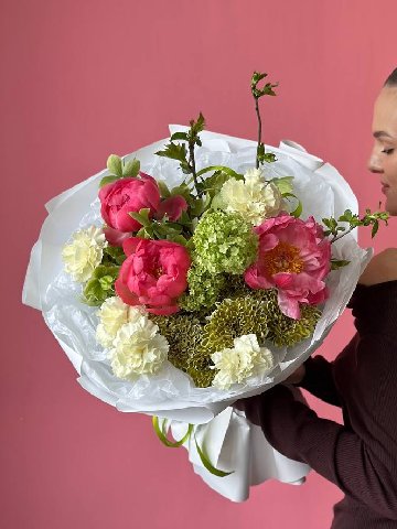 Букет &laquo;Сборный круглый  букет с пионами от интернет-магазина цветов в 