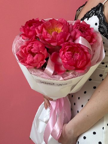 Букет из 5 коралловых пионов CORAL CHARM от интернет-магазина цветов в 