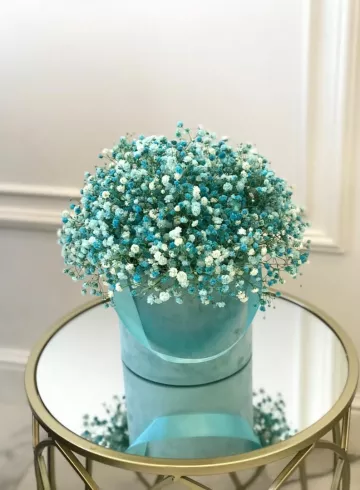 Голубая коробочка с гипсофилой &laquo;Облачко&raquo; от интернет-магазина цветов в 