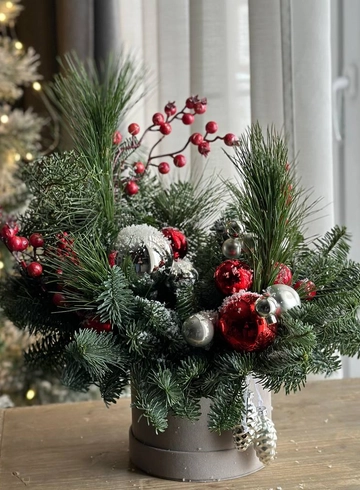 Новогодняя композиция из коллекции Баланс «Lady in Red» S от интернет-магазина цветов в 