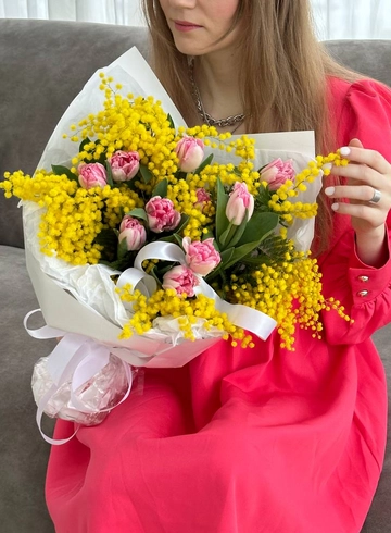 Букет «Мимозы и тюльпаны»  от интернет-магазина цветов в 