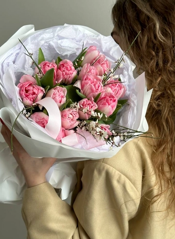 Букет «Розовые тюльпаны с генистой» от интернет-магазина цветов в 