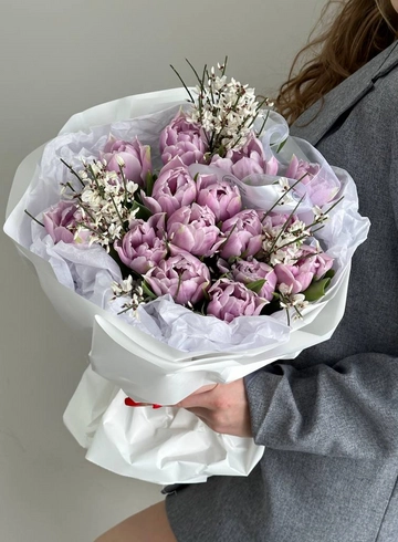 Букет «Фиолетовые тюльпаны с генистой» от интернет-магазина цветов в 