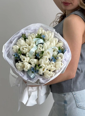 Букет «Белые тюльпаны с оксипеталумом» от интернет-магазина цветов в 