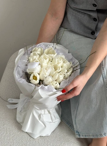 Букет «Белые тюльпаны с генистой» от интернет-магазина цветов в 