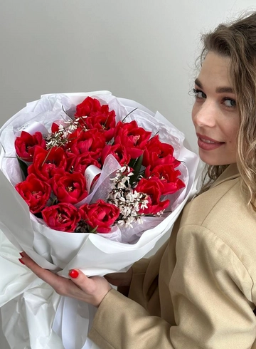 Букет «Красные тюльпаны с генистой» от интернет-магазина цветов в 