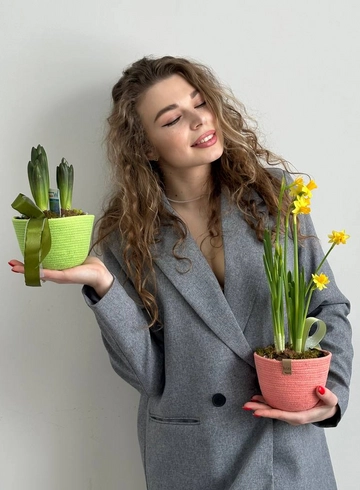 Композиция «Первоцветы в кашпо» от интернет-магазина цветов в 