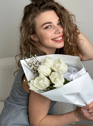 Букет «7 белых тюльпанов с генистой» от интернет-магазина цветов в 