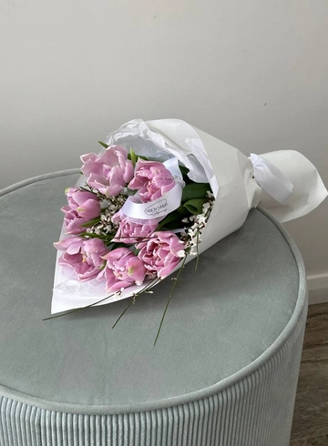 Букет «7 фиолетовых тюльпанов с генистой» от интернет-магазина цветов в 