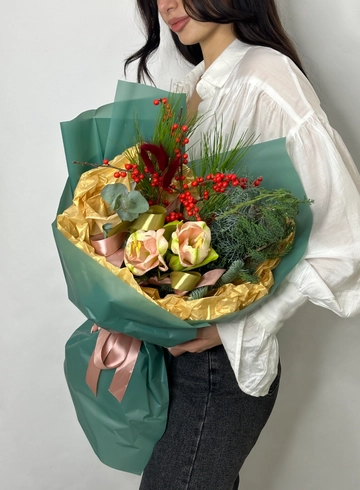 Букет «Новогодний с цветами и ягодами" от интернет-магазина цветов в 