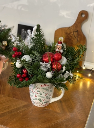 Композиция «Новогодняя большая кружка» от интернет-магазина цветов в 