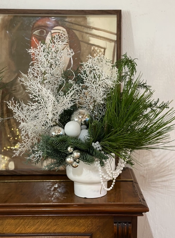 Новогоднее кашпо «Ель и бусы» от интернет-магазина цветов в 