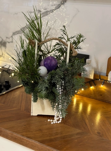 Ящик « Лиловый Новый год» от интернет-магазина цветов в 