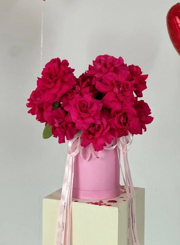 Композиция в шляпной коробке «Малиновые французские розы 19 шт» от интернет-магазина цветов в 