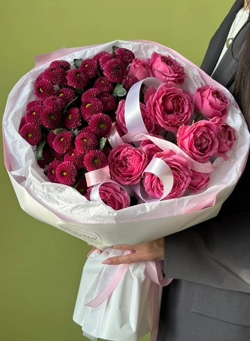 Букет «Малиновая кустовая роза и хризантема» от интернет-магазина цветов в 