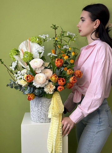 Весенняя композиция в керамическом кашпо от интернет-магазина цветов в 