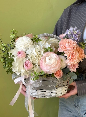 Нежная композиция в корзине от интернет-магазина цветов в 