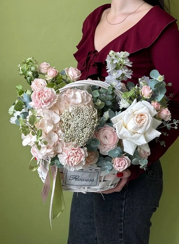 Композиция в корзине в нежной гамме от интернет-магазина цветов в 