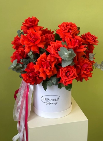 Композиция в шляпной коробке с французской розой от интернет-магазина цветов в 