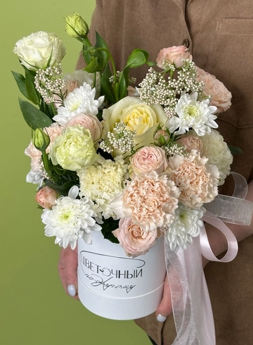 Нежная композиция в шляпной коробке от интернет-магазина цветов в 