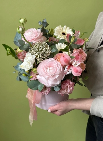 Композиция в шляпной коробке с ранункулюсами от интернет-магазина цветов в 